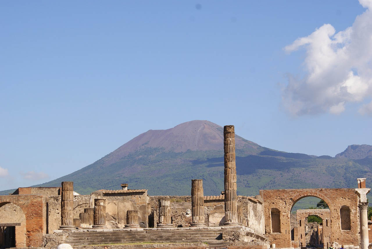 pompeii ash statues kissing