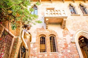 Romantic vacations in italy - Juliet statue and balcony in Verona