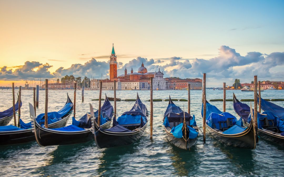 Venetian Gondola: history and curious facts about the symbol of Venice.