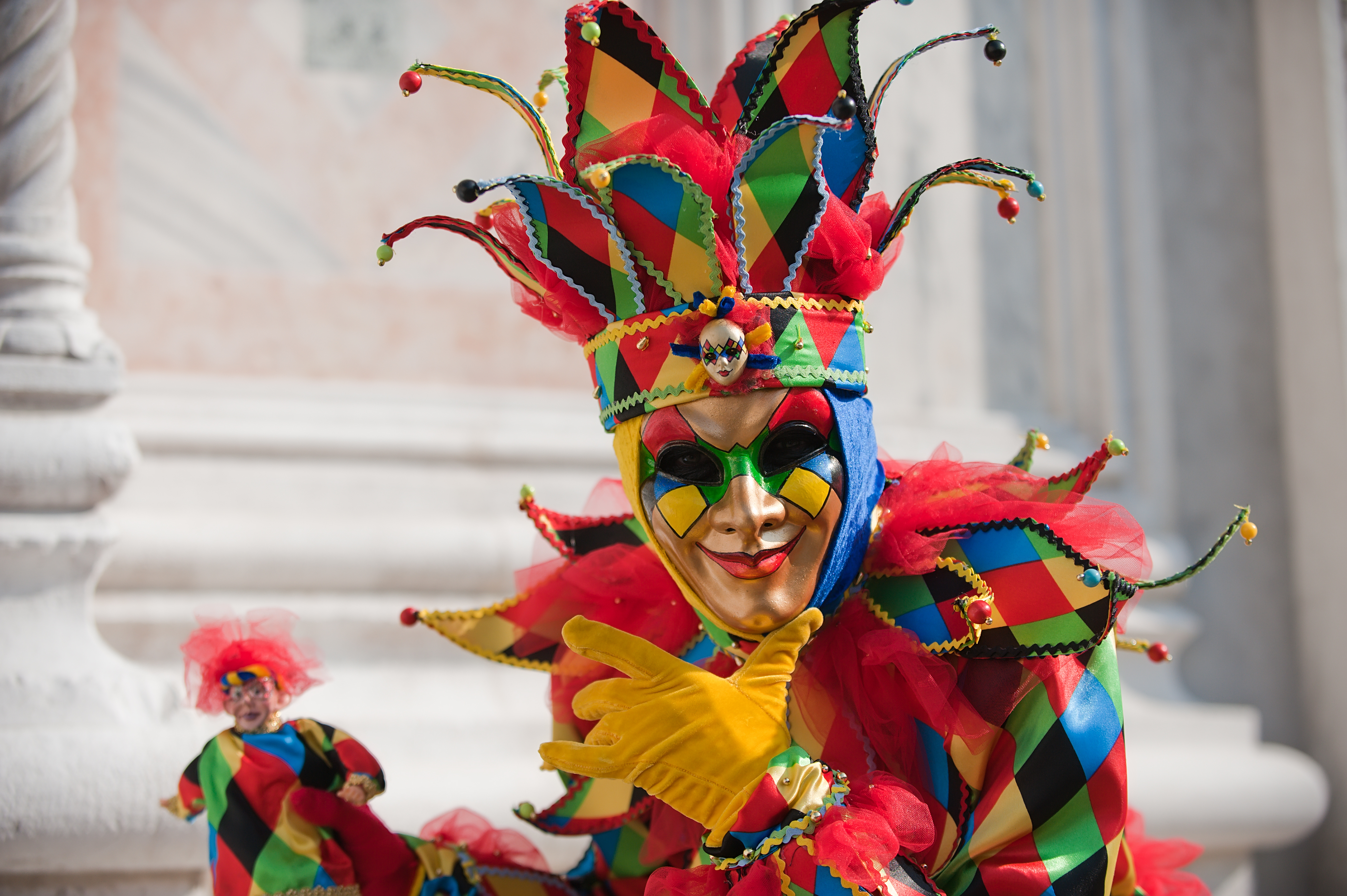 Одевали карнавал. Венецианский карнавал Арлекино. Аркекин Венеция карнавал. Шут клоун Арлекин Коломбина. Венецианский карнавал маска Арлекин.