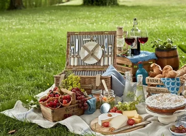 picnic basket with Italian food