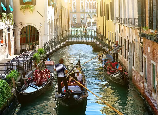 Venice guided tour by gondola