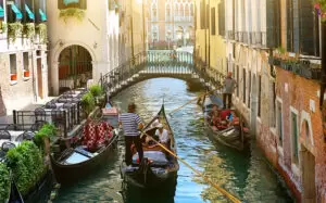 Venice guided tour by gondola